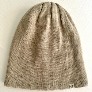 Aritzia TNA knit beanie in khaki color